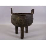 AN ARCHAIC TYPE CHINESE BRONZE TRIPOD RITUAL VESSEL/DING, 17.5 cms high, 13 cms wide