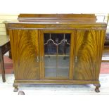 AN EARLY TO MID 20th CENTURY MAHOGANY RAILBACK STANDING CHINA CABINET having a centre glazed door