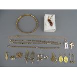 APPROXIMATELY 30 grms GROSS OF MIXED NINE CARAT GOLD JEWELLERY along with a nine carat gold metal