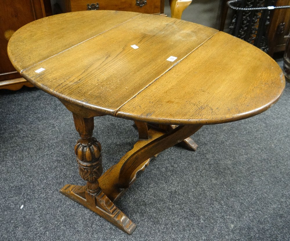 A good antique reproduction drop-leaf oval table having carved bulbous supports Condition reports - Image 2 of 2