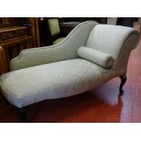 Nicely upholstered compact chaise longue