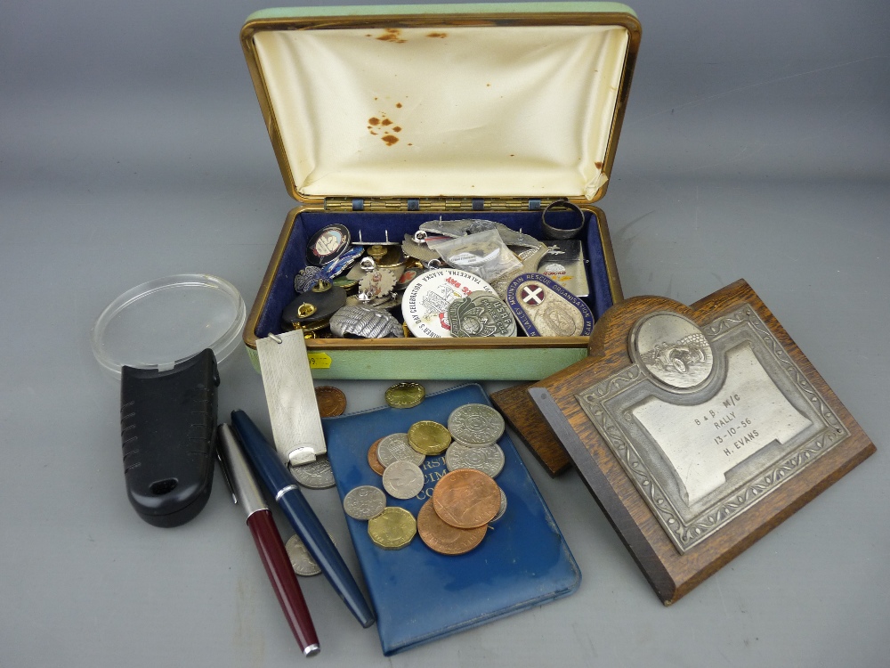 Quantity of collectables including coinage, pens, miscellaneous badges etc