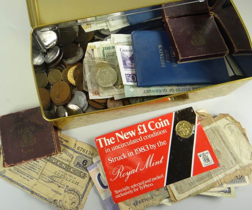 A TOFFEE BOX CONTAINING A LARGE QUANTITY OF LOOSE COINAGE AND BANKNOTES