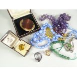 VARIOUS JEWELLERY including Scottish agate brooch in 9ct yellow gold frame, two strands of vintage