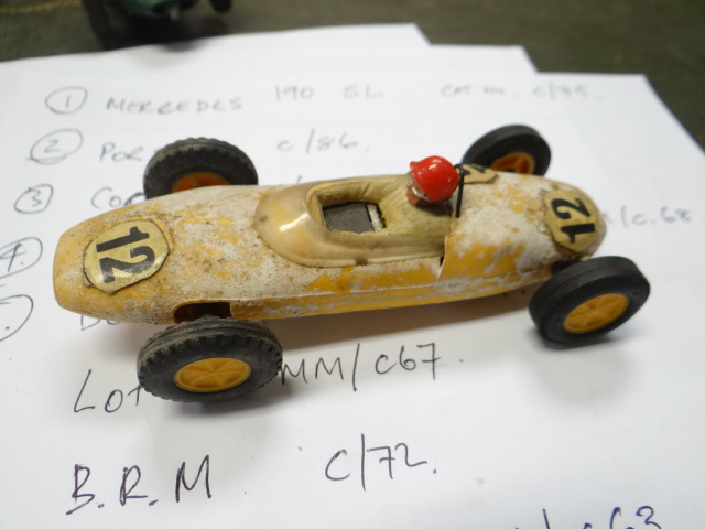 A LARGE COLLECTION OF VINTAGE SCALEXTRIC RACING TRACK CARS ETC., some boxed - Image 25 of 37