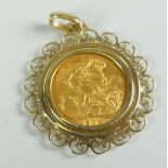 A GOLD FULL SOVEREIGN in filigree pendant mount and dated 1908