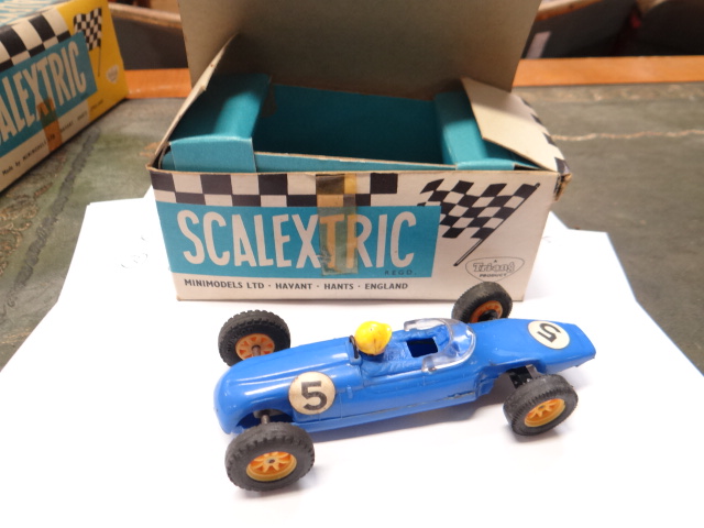 A LARGE COLLECTION OF VINTAGE SCALEXTRIC RACING TRACK CARS ETC., some boxed - Image 13 of 37