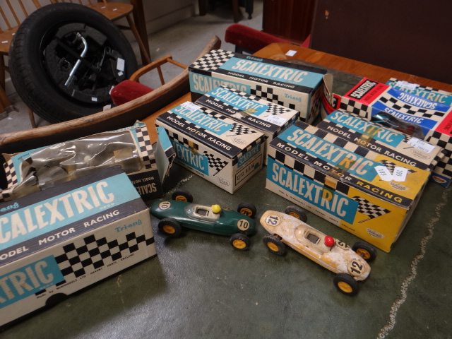 A LARGE COLLECTION OF VINTAGE SCALEXTRIC RACING TRACK CARS ETC., some boxed - Image 33 of 37