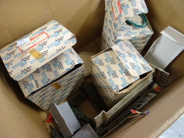 A LARGE COLLECTION OF VINTAGE SCALEXTRIC RACING TRACK CARS ETC., some boxed - Image 36 of 37