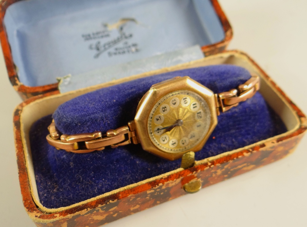 A CASED VINTAGE 9 CARAT YELLOW GOLD LADIES WRISTWATCH with conforming expanding bracelet
