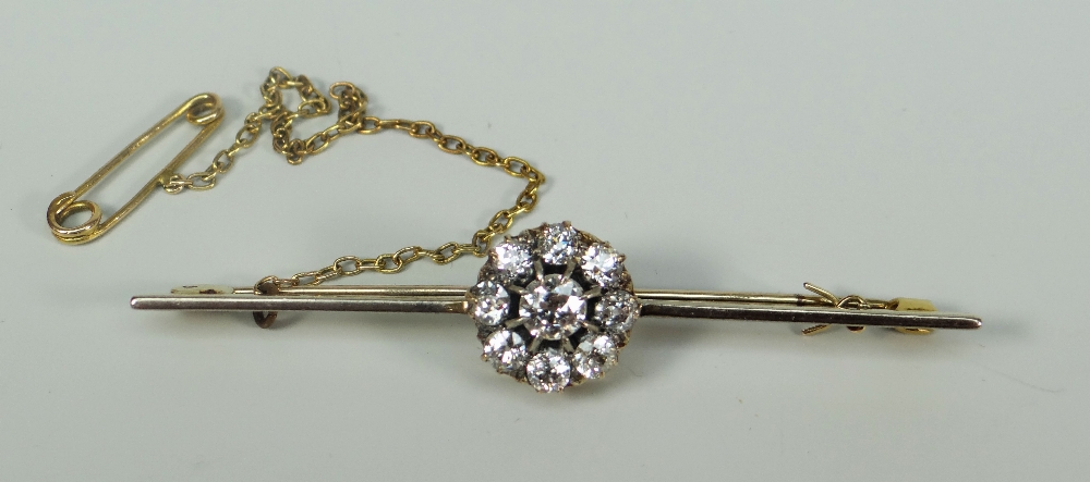 DIAMOND SEVEN STONE FLOWER HEAD OR CLUSTER BAR BROOCH set in yellow metal. Overall diamond carat