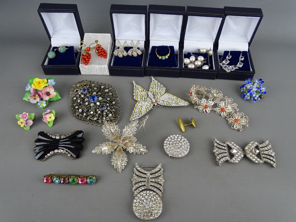 A selection of quality vintage and later jewellery including a cultured pearl and silver necklace