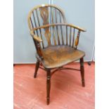 Late 18th/early 19th Century elm and yew Windsor elbow chair, spindle back with centre shaped