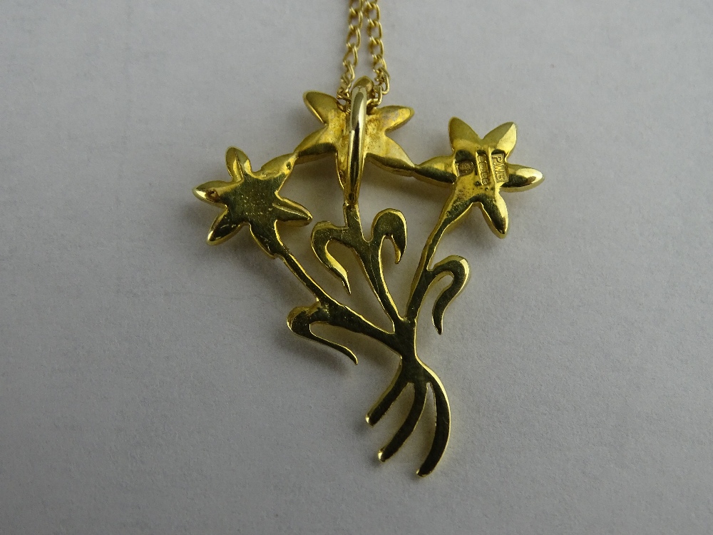 A PURE WELSH GOLD PENDANT WITH ROYAL FAMILY ASSOCIATION "Snowdonia Lily" in nine carat gold and with - Image 2 of 4