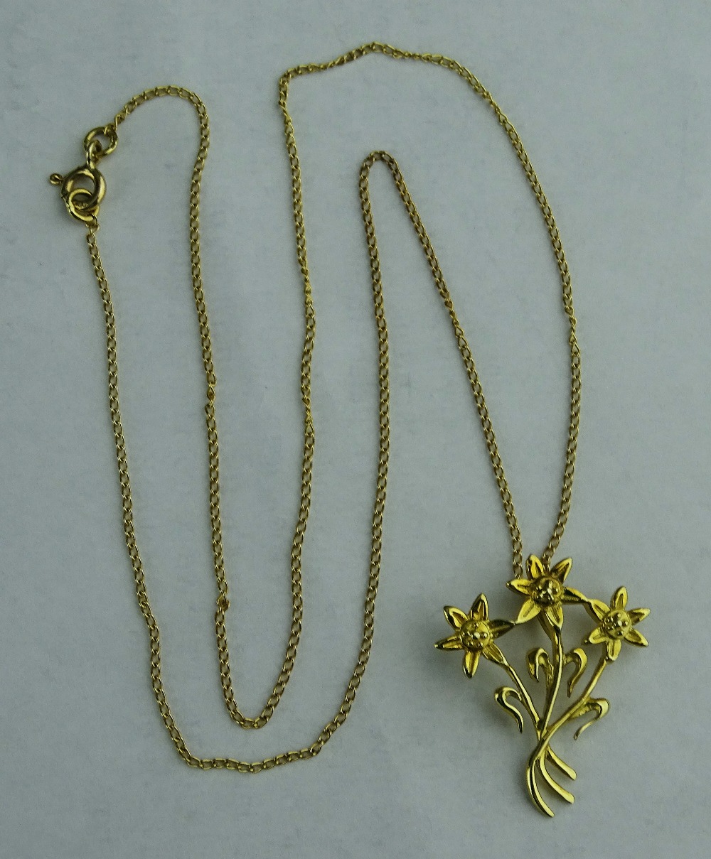 A PURE WELSH GOLD PENDANT WITH ROYAL FAMILY ASSOCIATION "Snowdonia Lily" in nine carat gold and with - Image 3 of 4