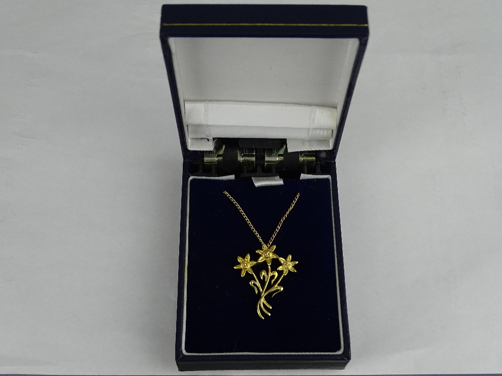 A PURE WELSH GOLD PENDANT WITH ROYAL FAMILY ASSOCIATION "Snowdonia Lily" in nine carat gold and with - Image 4 of 4