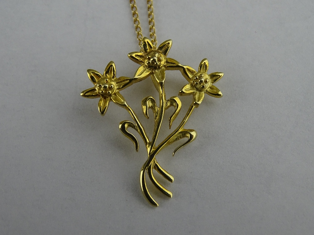 A PURE WELSH GOLD PENDANT WITH ROYAL FAMILY ASSOCIATION "Snowdonia Lily" in nine carat gold and with