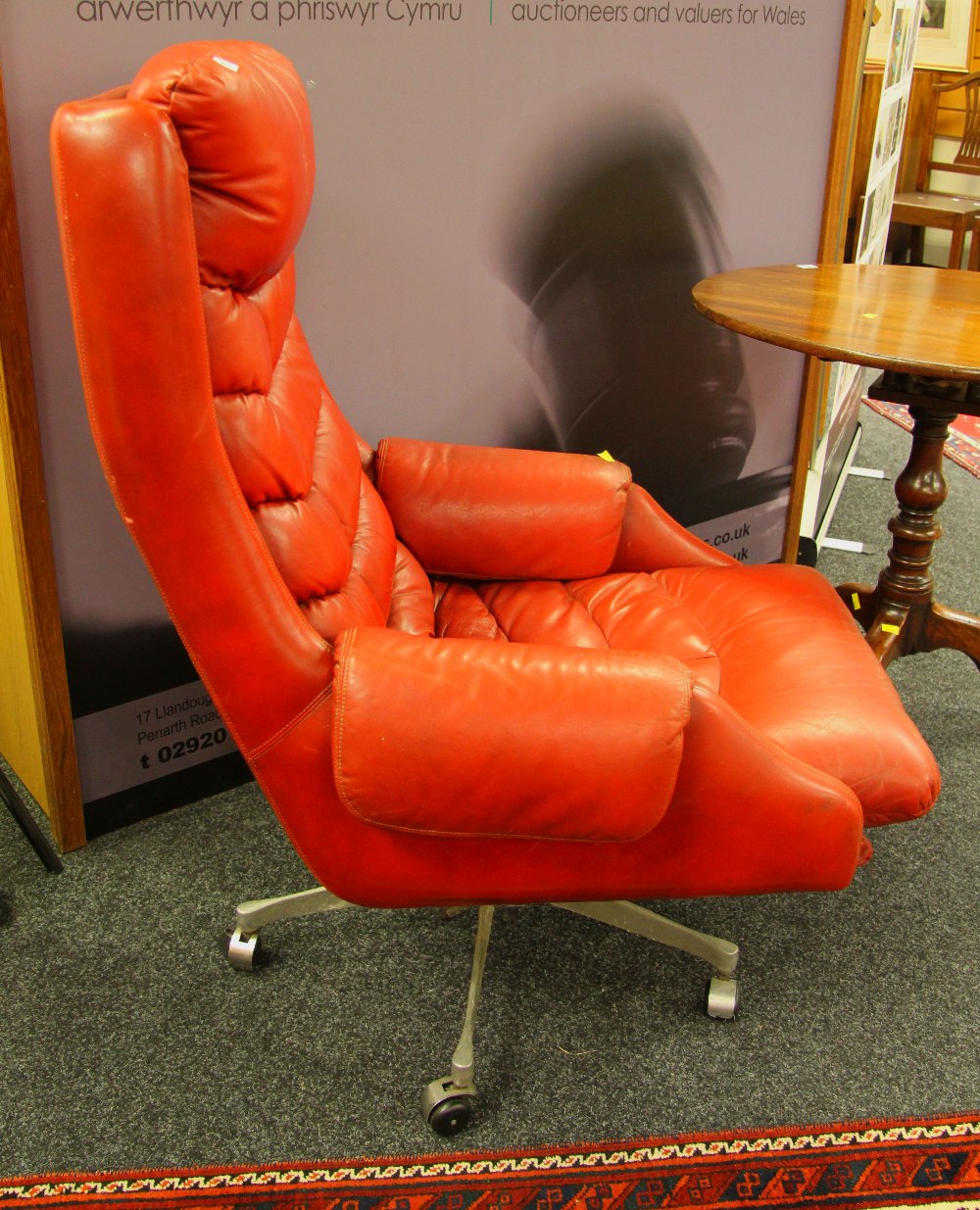 A MID-CENTURY NORWEGIAN LEATHER ARMCHAIR having swivel action over a chrome spoked base with castors - Image 2 of 3