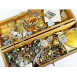 CARVED WOODEN BOX CONTAINING ASSORTED COSTUME AND DRESS JEWELLERY to include ladies' compact, mother