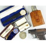 SMALL PARCEL OF COLLECTABLES to include leather cased hip flask, Brownie Oles Mains toy pistol,