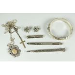 PARCEL OF SILVER AND PLATE to include silver bangle, pendant on chain, propelling pencil, clip