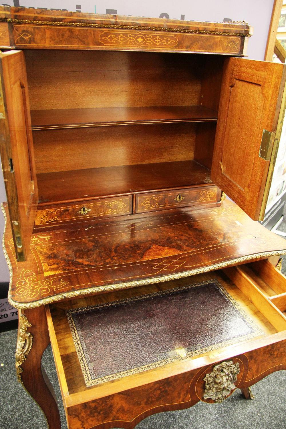 A FINE C19TH WALNUT ESCRITOIRE, having a base of single drawer and upper section of two drawers - Image 3 of 11