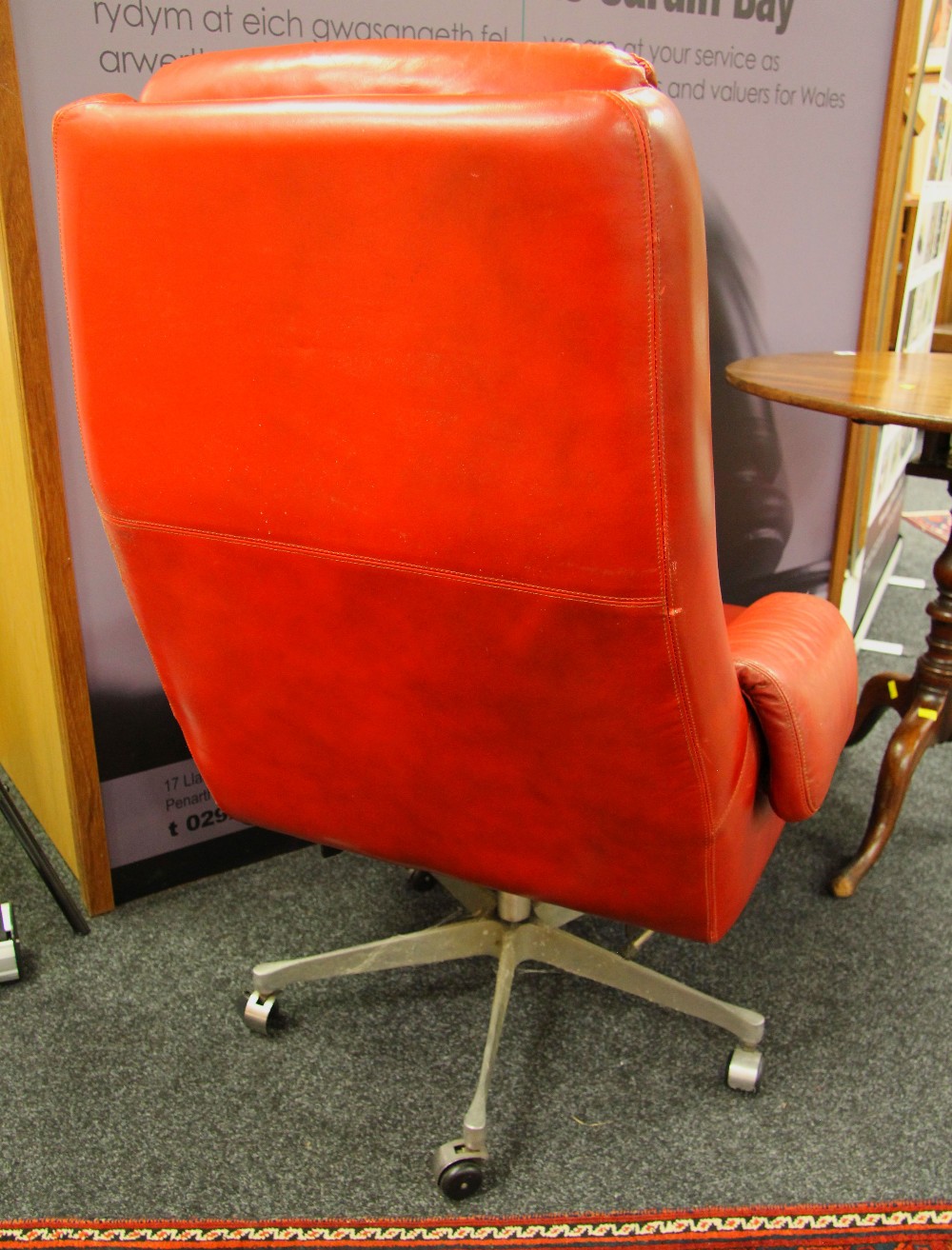 A MID-CENTURY NORWEGIAN LEATHER ARMCHAIR having swivel action over a chrome spoked base with castors - Image 3 of 3