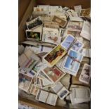 TRAY OF ASSORTED LOOSE CIGARETTE CARDS to include Wills, Players, Small Wonders ETC depicting