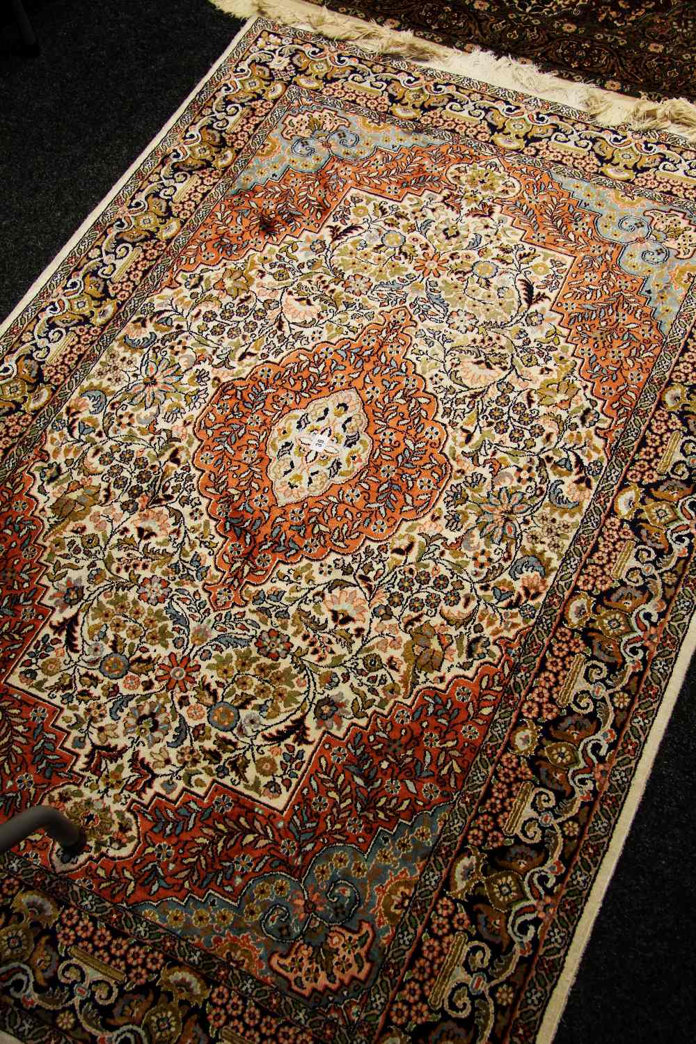 A GOOD PERSIAN CARPET with intricate floral medallion design in many colours, 189 x 126cms