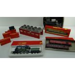 COLLECTION OF HORNBY 00 GAUGE RAILWAY ITEMS including buildings, locomotives and rolling stock