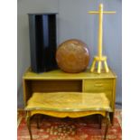 A PARCEL OF MIXED HOUSEHOLD FURNITURE TO INCLUDE A MELAMINE DESK/DRESSING TABLE, a modern floral