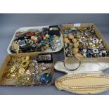 A GOOD QUANTITY OF YELLOW AND WHITE METAL and other costume jewellery