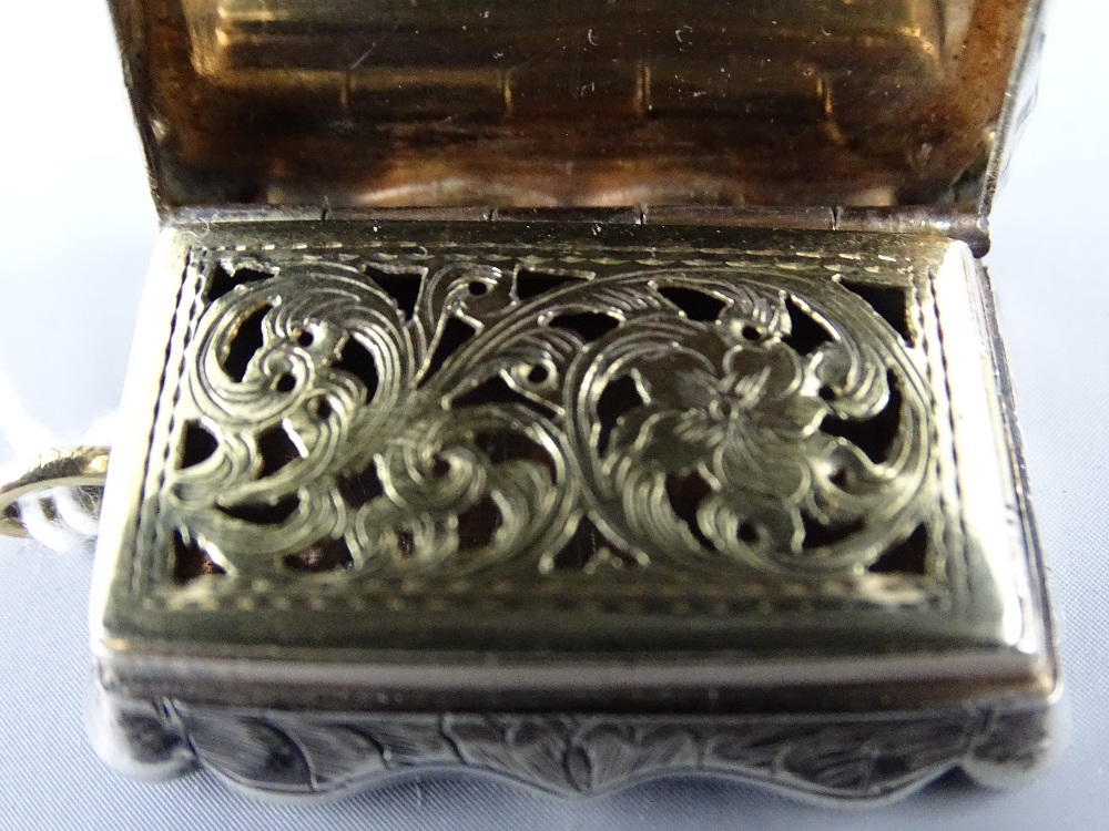 A VICTORIAN SILVER VINAIGRETTE with gilt interior grill, Birmingham 1854, makers John Yapp and - Image 2 of 2