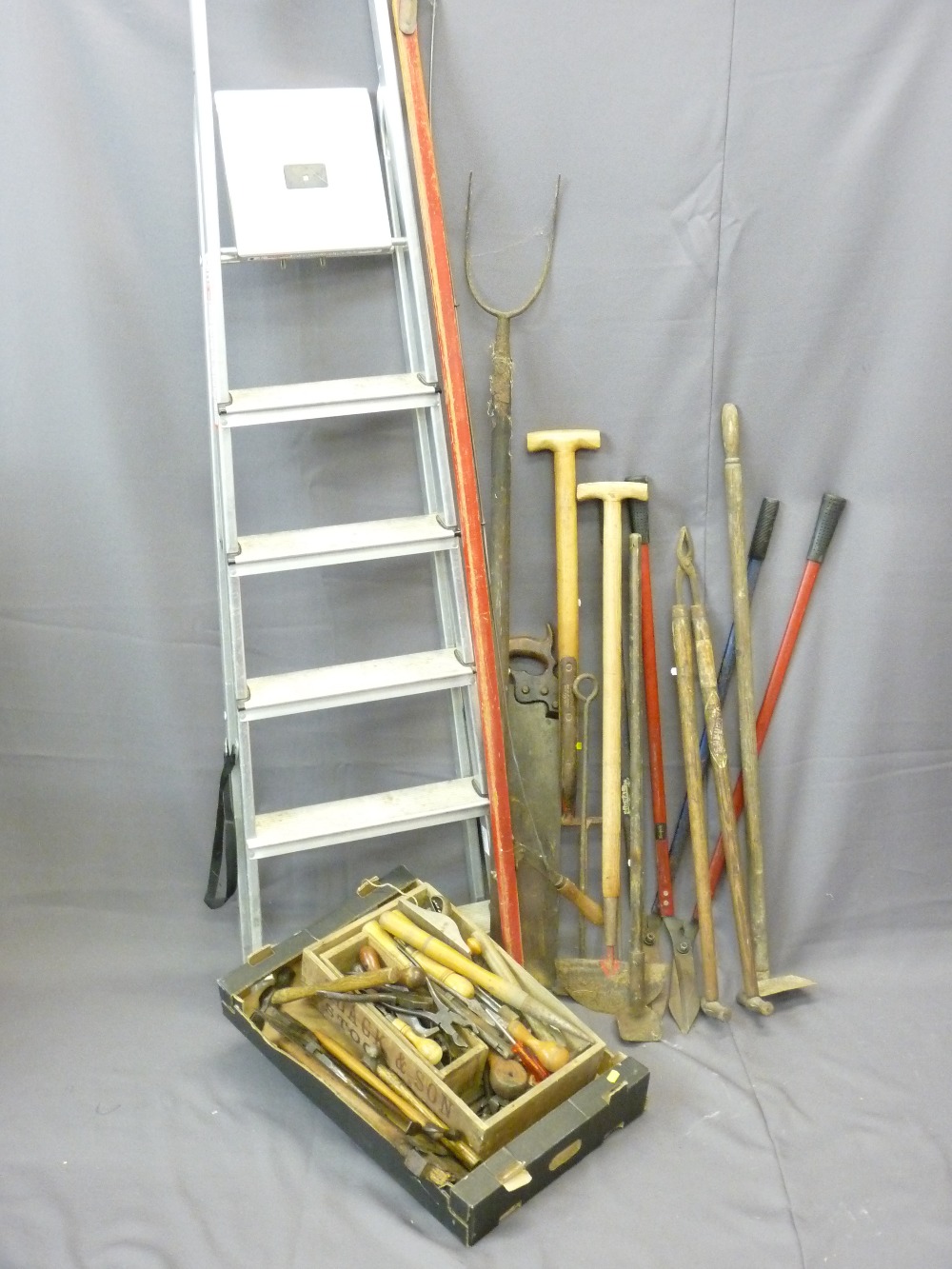 PARCEL OF LONG HANDLED GARDEN TOOLS, metal Abru step ladder and a quantity of vintage hand tools