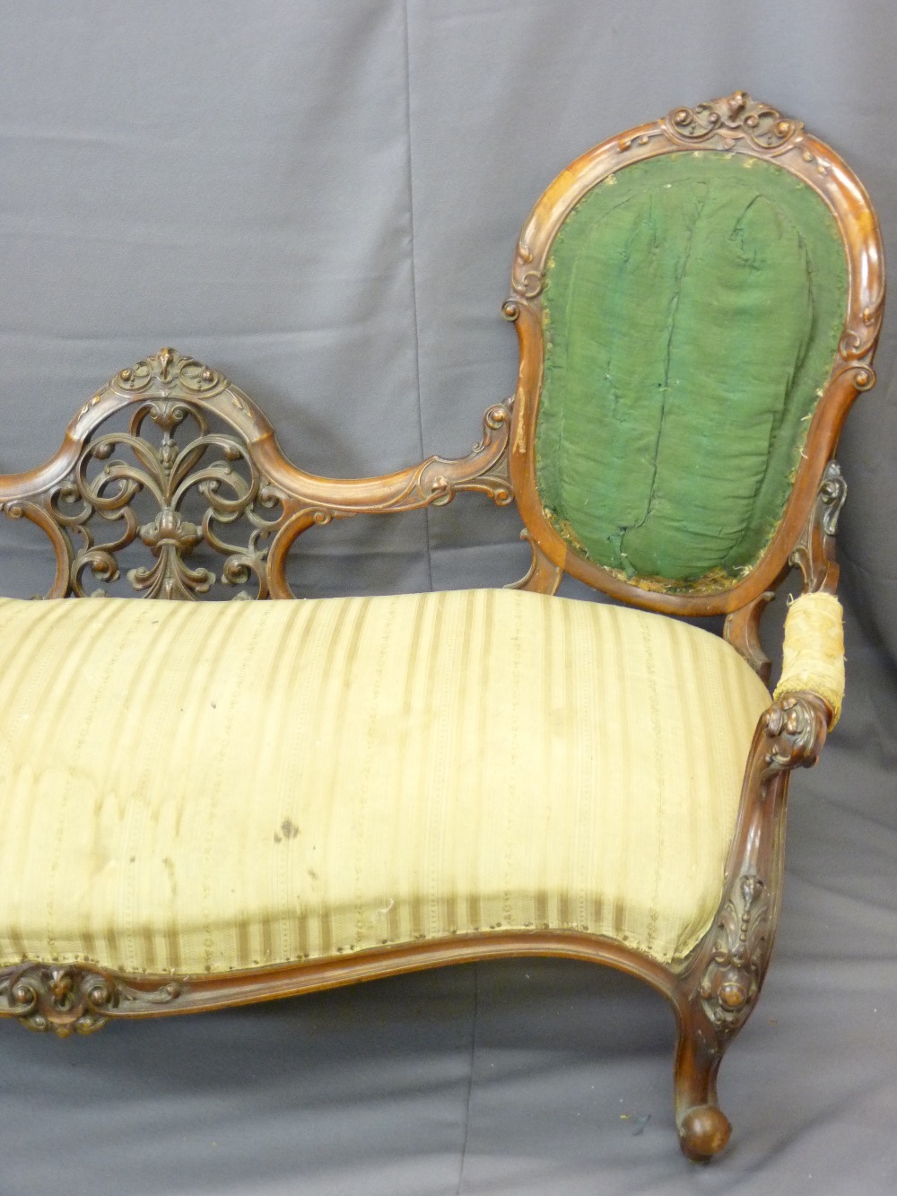 WALNUT DOUBLE CAMEO BACK CHAISE LONGUE with intricate carvings on cabriole supports - Image 3 of 3