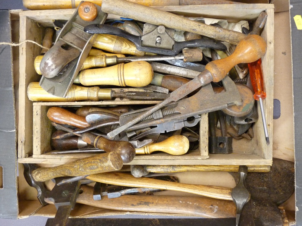 PARCEL OF LONG HANDLED GARDEN TOOLS, metal Abru step ladder and a quantity of vintage hand tools - Image 3 of 3