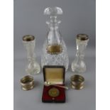 MALLET FORM CUT GLASS DECANTER WITH STOPPER bearing a blank silver label, two napkin rings and two