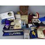 QUANTITY OF VINTAGE & LATER COSTUME JEWELLERY AND COLLECTABLES including a chased decorated silver