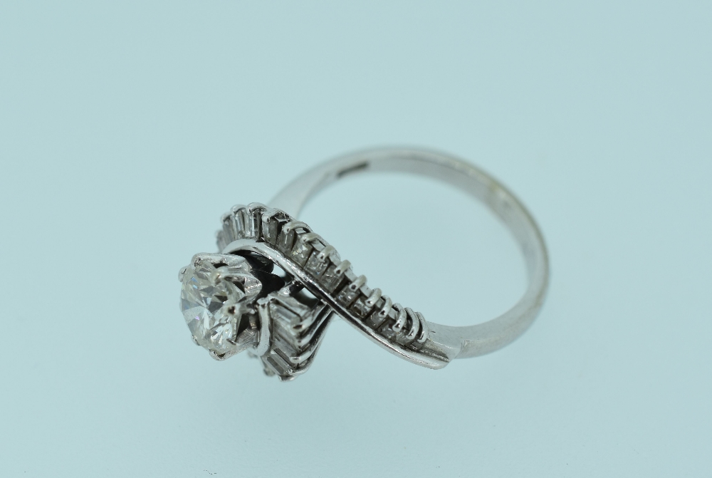 18CT WHITE GOLD DIAMOND RING having twist shank diamond setting, the central round brilliant cut - Image 2 of 5