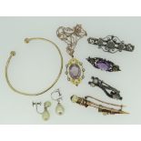 SMALL PARCEL OF JEWELLERY to include 9ct gold bangle, Dirk brooch, various bar brooches and