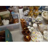 ASSORTED CERAMICS INCLUDING TEAWARE / TUB OF MIXED ITEMS