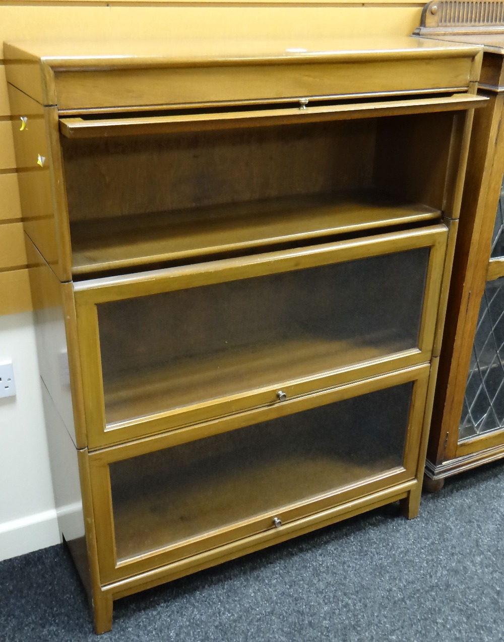 VINTAGE GUMM MAHOGANY THREE TIER LIBRARY BOOKCASE (Gumm being the maker's of Globe Wernicke) 87cms - Image 2 of 2