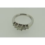 18K WHITE GOLD FIVE-STONE DIAMOND RING, 5.6grams