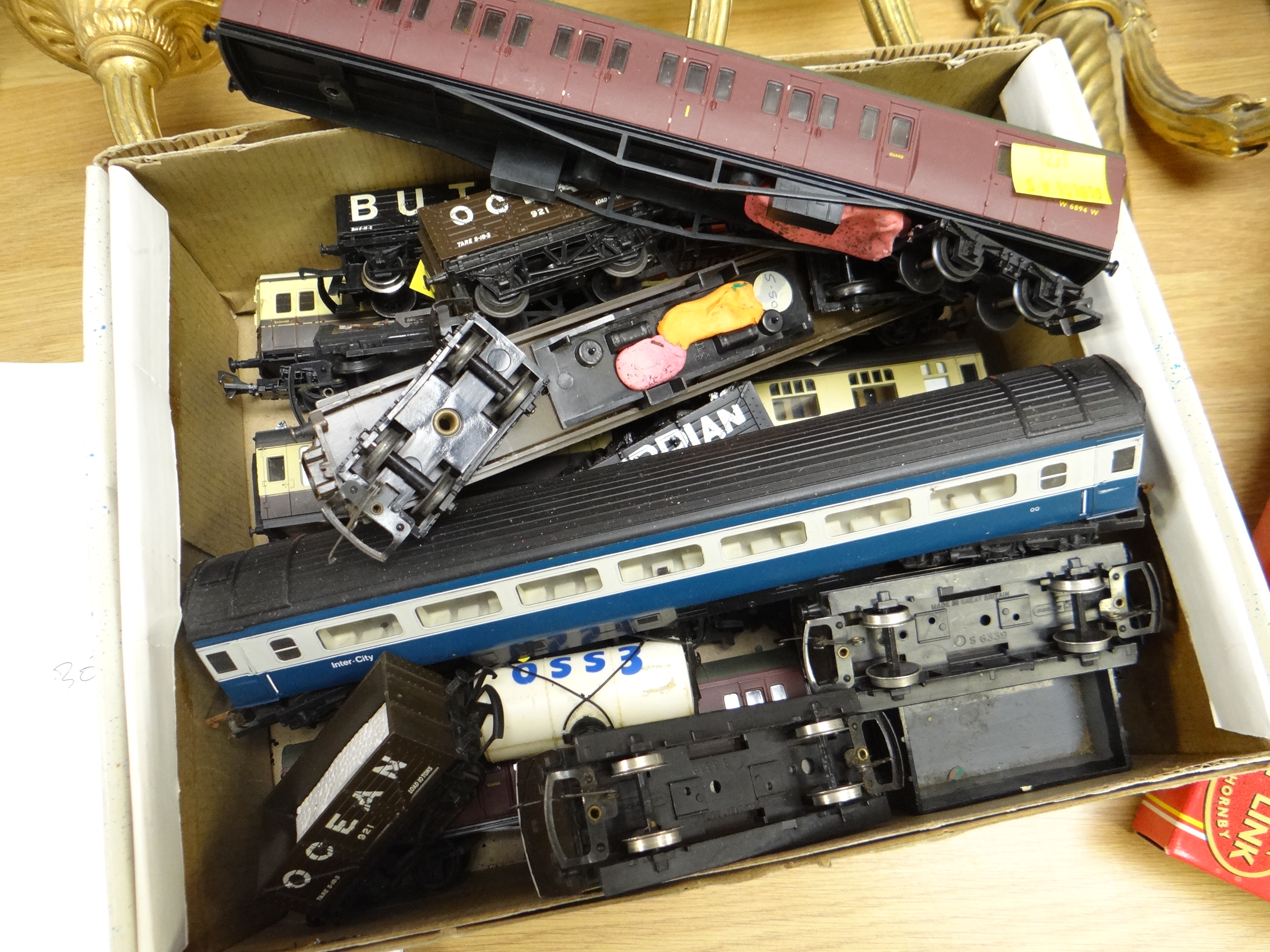 BOXED & LOOSE OO GAUGE RAILWAY CARRIAGES & LOCOMOTIVES including Hornby, Mainline (many in 'barn' - Image 3 of 3