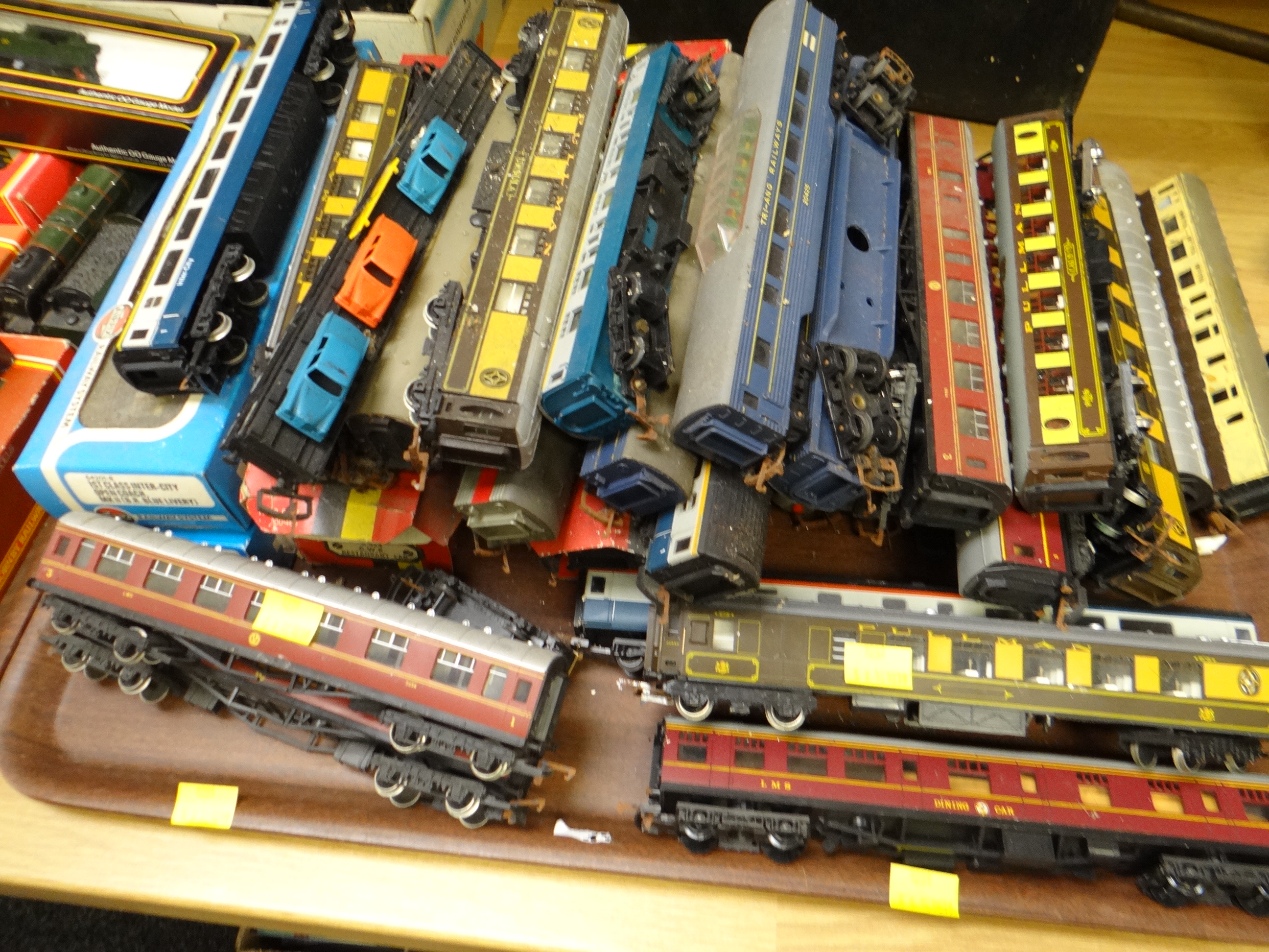 BOXED & LOOSE OO GAUGE RAILWAY CARRIAGES & LOCOMOTIVES including Hornby, Mainline (many in 'barn' - Image 2 of 3