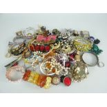 ASSORTED MODERN & EARLIER COSTUME JEWELLERY