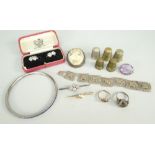 SMALL PARCEL OF COSTUME JEWELLERY to include cameo type brooch, ring, bar brooches, thimbles,