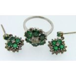 18CT WHITE GOLD DIAMOND & EMERALD CLUSTER RING, the central diamond approximately 0.2cts together