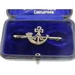 9CT YELLOW GOLD SWEETHEART BROOCH to commemorate Light Infantry with bugle crest, 1.9gms