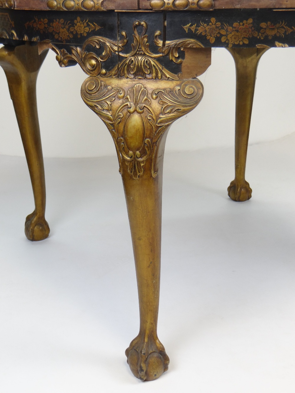 CIRCULAR JAPANNED BREAKFAST TABLE, top with eight panels containing raised decoration with - Image 3 of 3